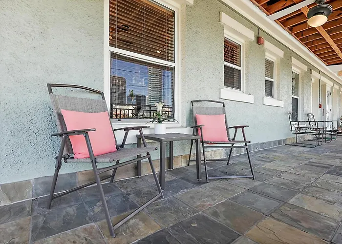 Sunshine-Shopping-Dining In The Heart Of Downtown