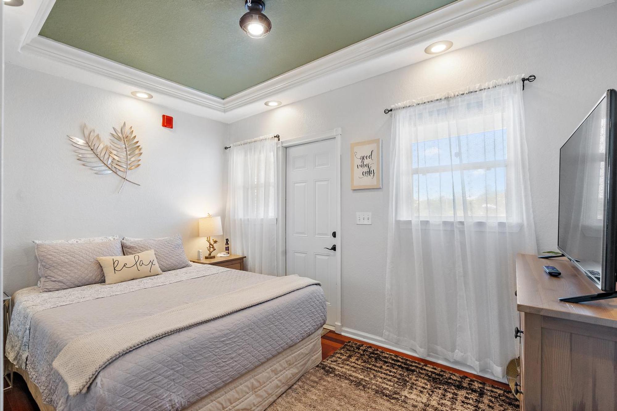 Sunshine-shopping-dining In The Heart Of Downtown Holiday home
